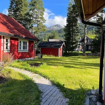 Hus M/anneks I Rolig Byggefelt Feriehus