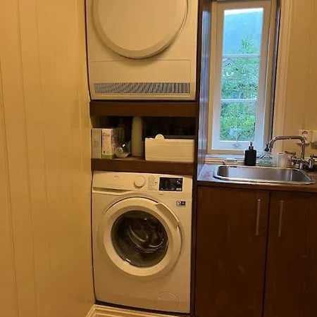 Hus M/anneks I Rolig Byggefelt * Ulsak
