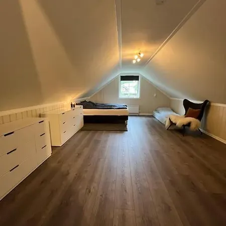 Hus M/anneks I Rolig Byggefelt Ulsak