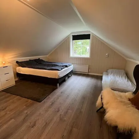 Feriehus Hus M/anneks I Rolig Byggefelt Ulsak