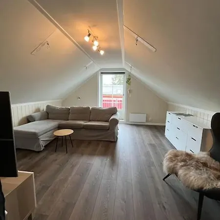 Feriehus Hus M/anneks I Rolig Byggefelt Ulsak